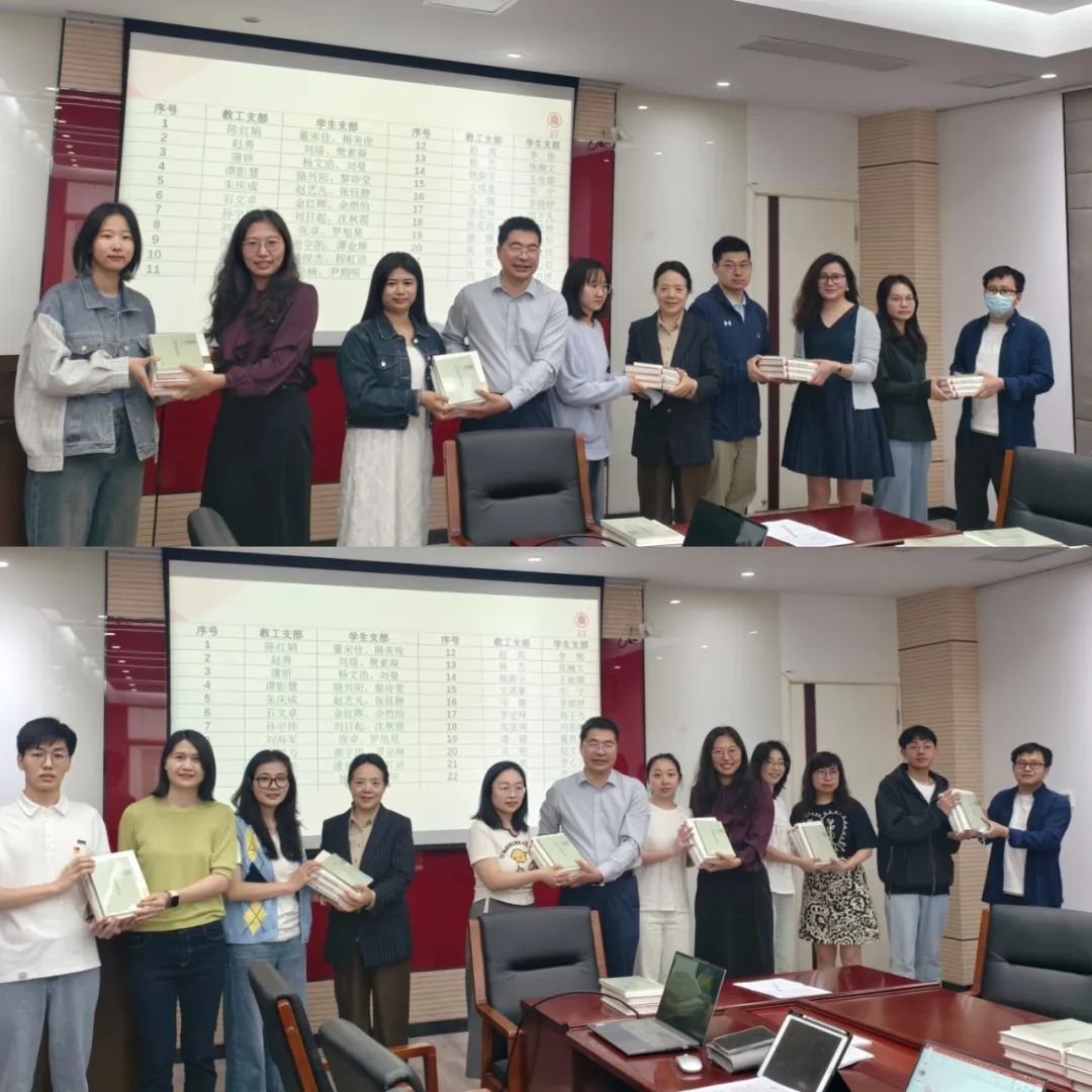 图:教工党支部党员给学生党支部党员代表赠送书籍.jpg