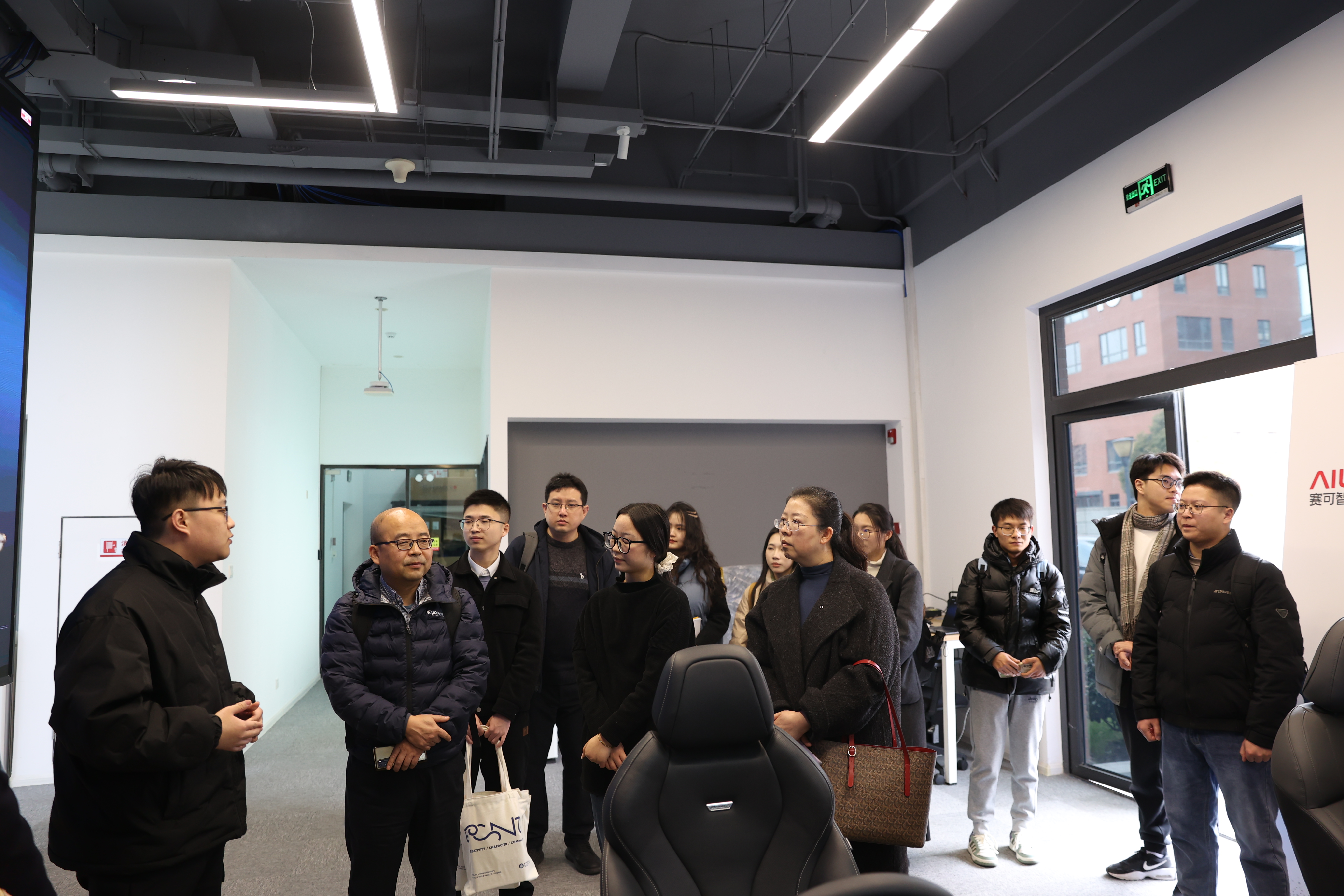 2师生现场咨询交流.JPG